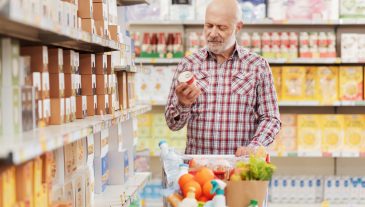 Customer,Holding,A,Can,And,Reading,The,Product,Food,Label
